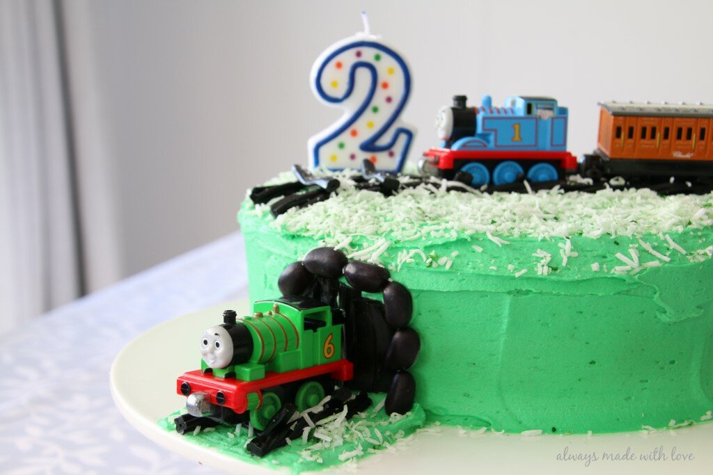 thomas-themed-birthday-cake-inspiration